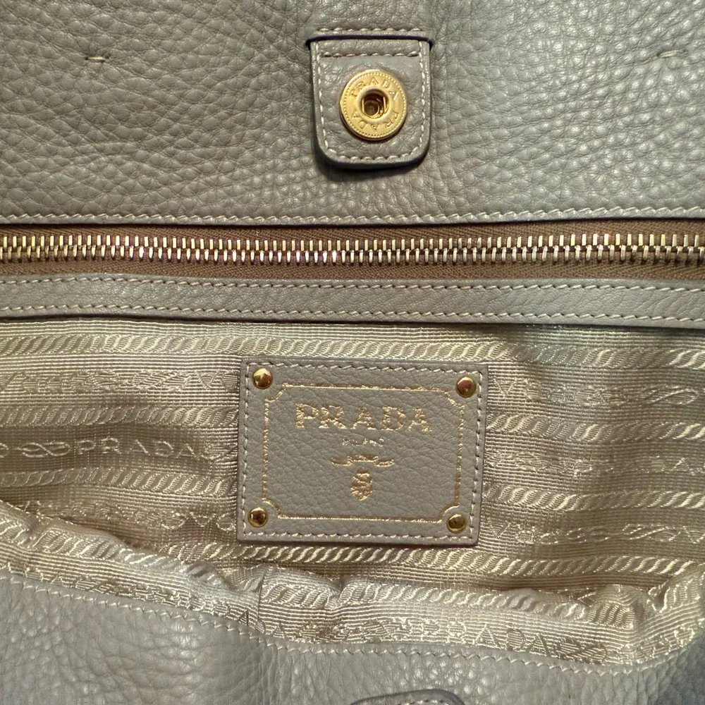 🎉HP🎉Prada Vitello Daino Tote/Satchel Handbag in Argilla Gray - Picture 8 of 16